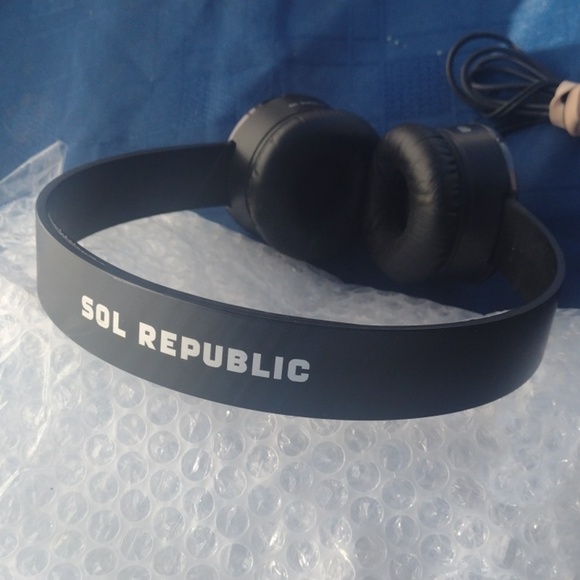 Sol Republic Black Wired Headphones NWOT - Picture 3 of 3